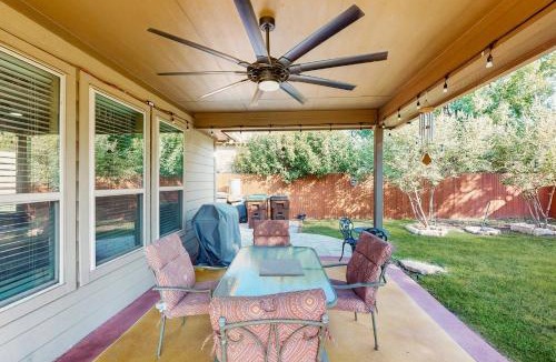Scenic Oaks House | 3BR Home w hot tub, foosball! Close to Six Flags