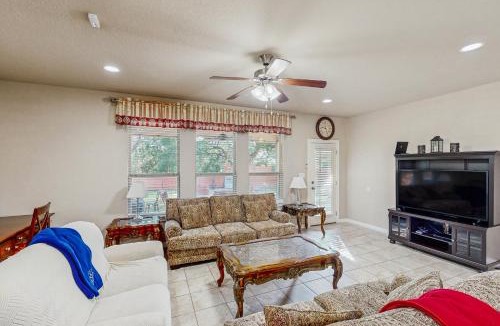 Scenic Oaks House | 3BR Home w hot tub, foosball! Close to Six Flags