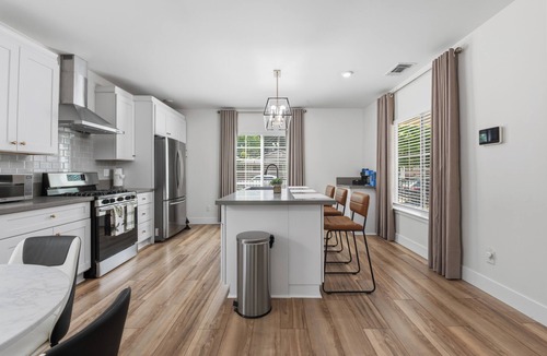 North Oak Park House | 3BR Home w/Private Baths Near UC Davis Med Center
