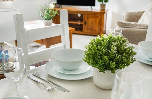 Marlpool House | 3BR Home with Garden & Free Parking