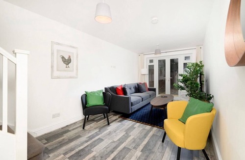 Hampton Wick House | 3BR Home with Large Outdoor Space