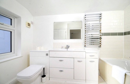 Hampton Wick House | 3BR Home with Large Outdoor Space