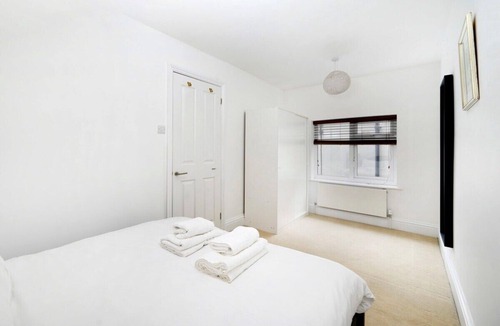 Hampton Wick House | 3BR Home with Large Outdoor Space