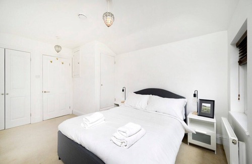 Hampton Wick House | 3BR Home with Large Outdoor Space