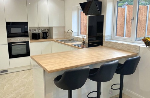 Stonnall House | 3BR Home with Workspace - Next to Train Station