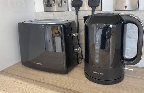 Stonnall House | 3BR Home with Workspace - Next to Train Station