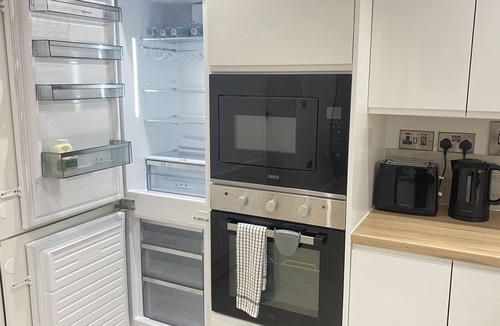 Stonnall House | 3BR Home with Workspace - Next to Train Station