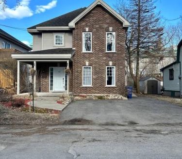Laval Villa | 3BR House 6 Guests Near Water