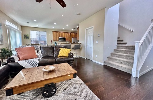North Natomas House | 3BR · King Bed · Garage · 10 Min to Airport and Downtown
