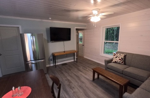 South Rutland Cabin | 3BR Lacona Cabin: AC, Trails Access, Family + Pet-Friendly