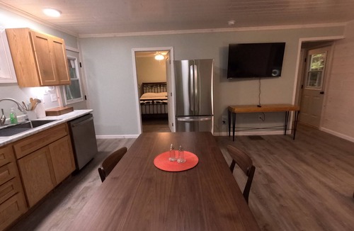 South Rutland Cabin | 3BR Lacona Cabin: AC, Trails Access, Family + Pet-Friendly
