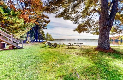 Dexter House | 3BR Lakefront Dog-Friendly w/Dock