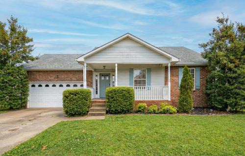 Old Hickory House | 3BR Lakefront in Nashville with BBQ & Hot Tub