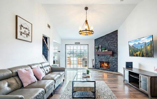 Old Hickory House | 3BR Lakefront in Nashville with BBQ & Hot Tub