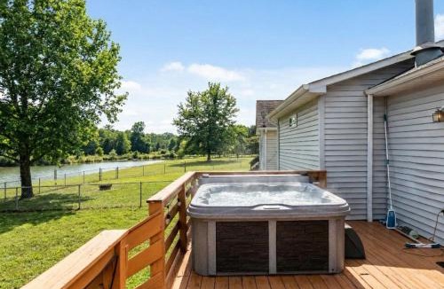 Old Hickory House | 3BR Lakefront in Nashville with BBQ & Hot Tub