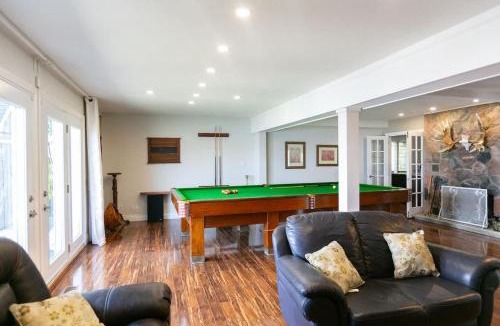 Georgina House | 3BR Lakefront Retreat with Dock Canoe & Huge Deck