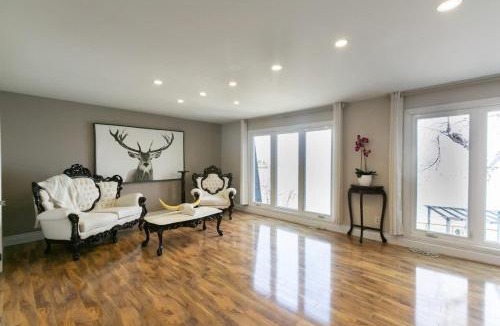 Georgina House | 3BR Lakefront Retreat with Dock Canoe & Huge Deck