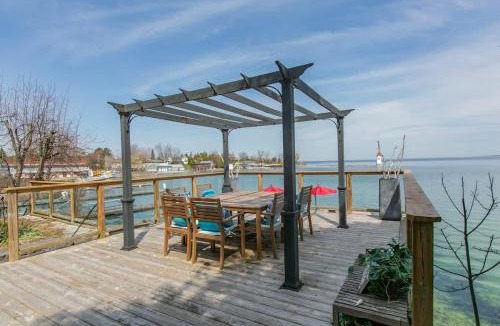 Georgina House | 3BR Lakefront Retreat with Dock Canoe & Huge Deck