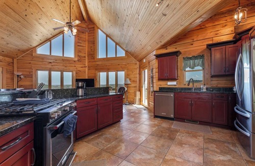 Blue Eye Cabin | 3BR Lakeview Lodge | Hot Tub & Game Room