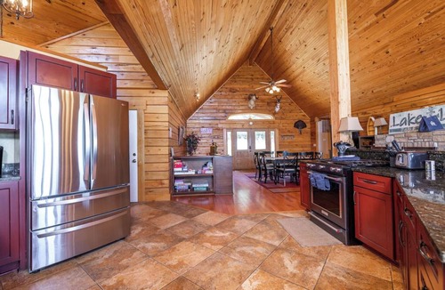 Blue Eye Cabin | 3BR Lakeview Lodge | Hot Tub & Game Room