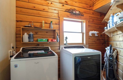Blue Eye Cabin | 3BR Lakeview Lodge | Hot Tub & Game Room