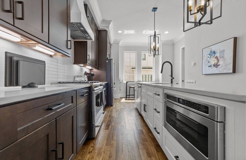 Downtown Villa | 3BR Luxury & Downtown - Roof Top Deck! Sleeps 8