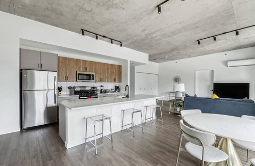 Killgubbin Apartment | 3BR Luxury Suite w/Gym and Balcony