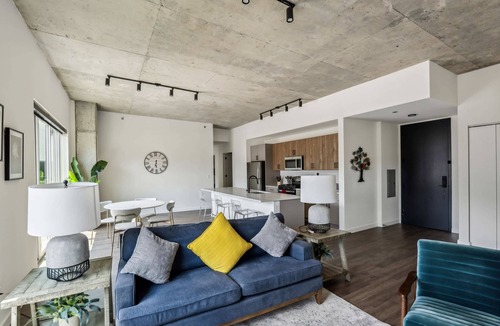 Killgubbin Apartment | 3BR Luxury Suite w/Gym and Balcony