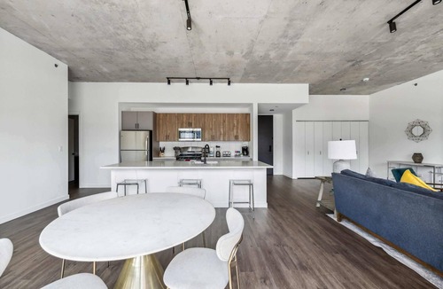 Killgubbin Apartment | 3BR Luxury Suite w/Gym and Balcony