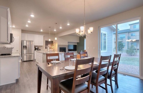 Rockrimmon House | 3BR Luxury Townhome w/AC in Central Location