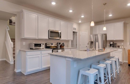 Rockrimmon House | 3BR Luxury Townhome w/AC in Central Location