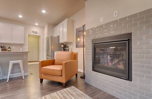 Rockrimmon House | 3BR Luxury Townhome w/AC in Central Location
