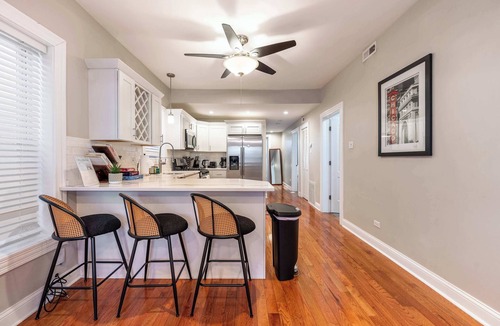 Lincoln Park Condo | 3BR Modern Condo near Wrigley/Dwtn +Free Parking