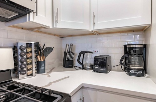 Lincoln Park Condo | 3BR Modern Condo near Wrigley/Dwtn +Free Parking