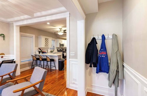 Lincoln Park Condo | 3BR Modern Condo near Wrigley/Dwtn +Free Parking