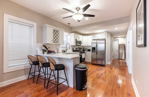 Lincoln Park Condo | 3BR Modern Condo near Wrigley/Dwtn +Free Parking
