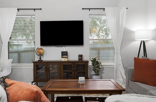 Foster Heights House | ★3BR Modern East ATX |UT|ACL|SXSW|DT-Dog friendly★