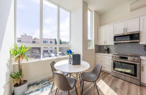 South Park House | 3BR Near Downtown, Rooftop Firepit, King bed, Parking