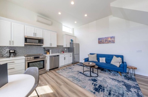 South Park House | 3BR Near Downtown, Rooftop Firepit, King bed, Parking