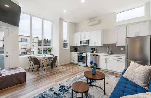 South Park House | 3BR Near Downtown, Rooftop Firepit, King bed, Parking