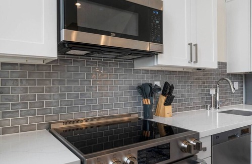 South Park House | 3BR Near Downtown, Rooftop Firepit, King bed, Parking