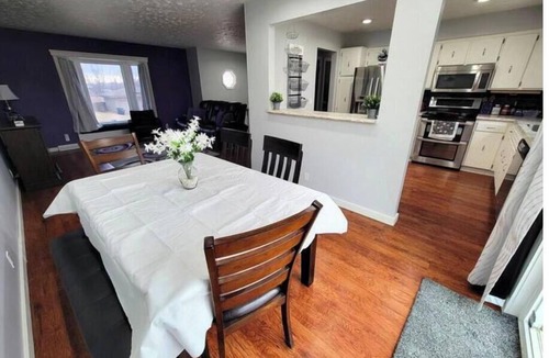 Millard House | 3BR Near I80 - WiFi 940 gbps - 5 Beds - Long Stays