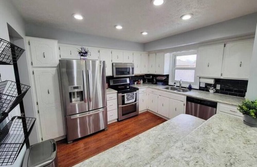 Millard House | 3BR Near I80 - WiFi 940 gbps - 5 Beds - Long Stays