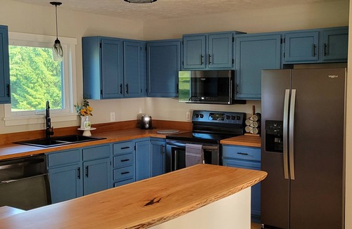 Mayfield House | 3BR near skiing, snowshoeing, fishing, shopping & seasonal festivals downtown.