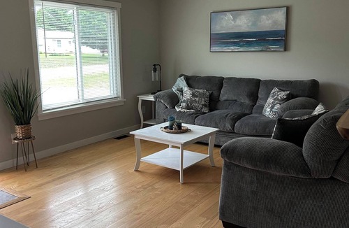 Mayfield House | 3BR near skiing, snowshoeing, fishing, shopping & seasonal festivals downtown.