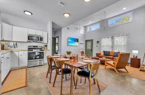 Driftwood House | 3BR Near Wimberely | Private Hot Tub| Sleeps 7
