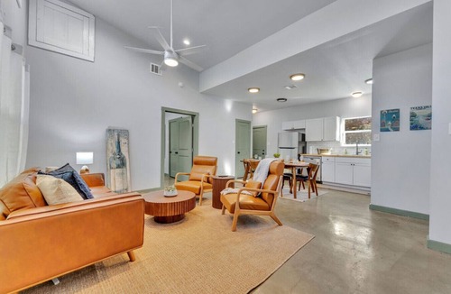 Driftwood House | 3BR Near Wimberely | Private Hot Tub| Sleeps 7
