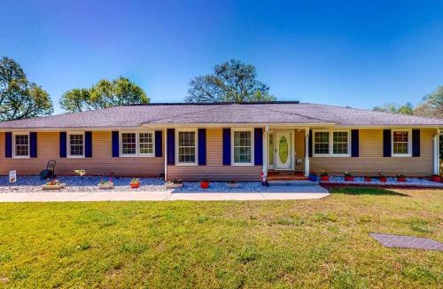 Danielsville House | 3BR on Sprawling Acreage with Magnificent Views