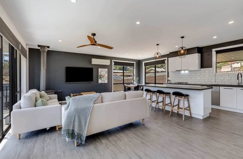 Flora Hill House | 3BR Peaceful Escape In Flora Hill, Bendigo