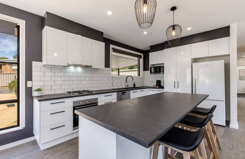 Flora Hill House | 3BR Peaceful Escape In Flora Hill, Bendigo